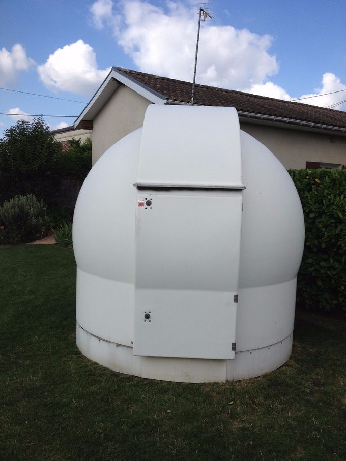 Cette coupole INAGO m'a permis de découvrir l'astronomie pratique à l'abri! .
Mais compte tenu de la taille du télescope ,cet abri était devenu un peu étroit